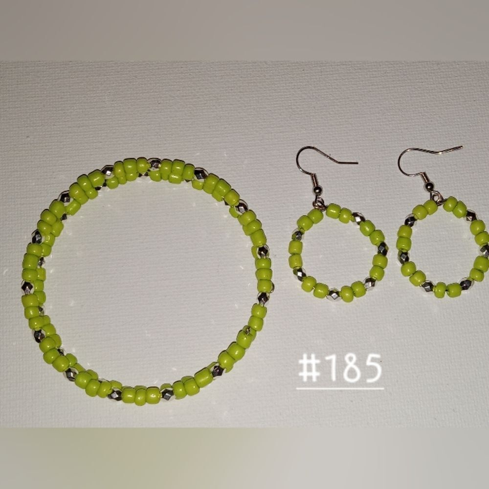 💍Light green beaded earrings and memory wire bracelet